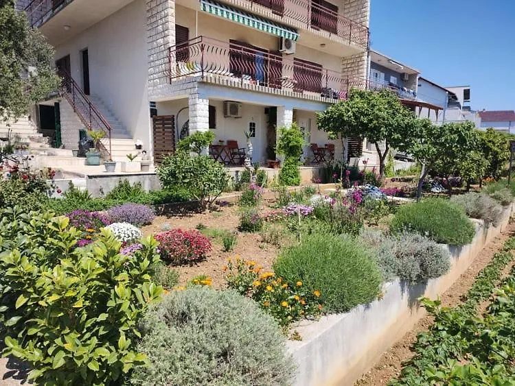 Apartments Tomas location