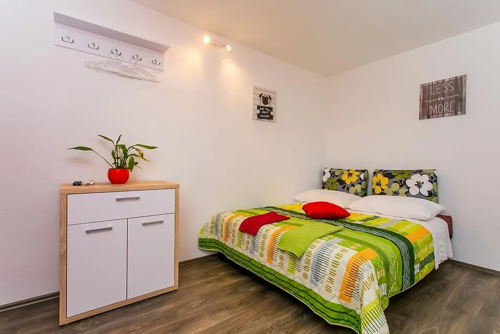 Apartments Tomas Trogir 0*,